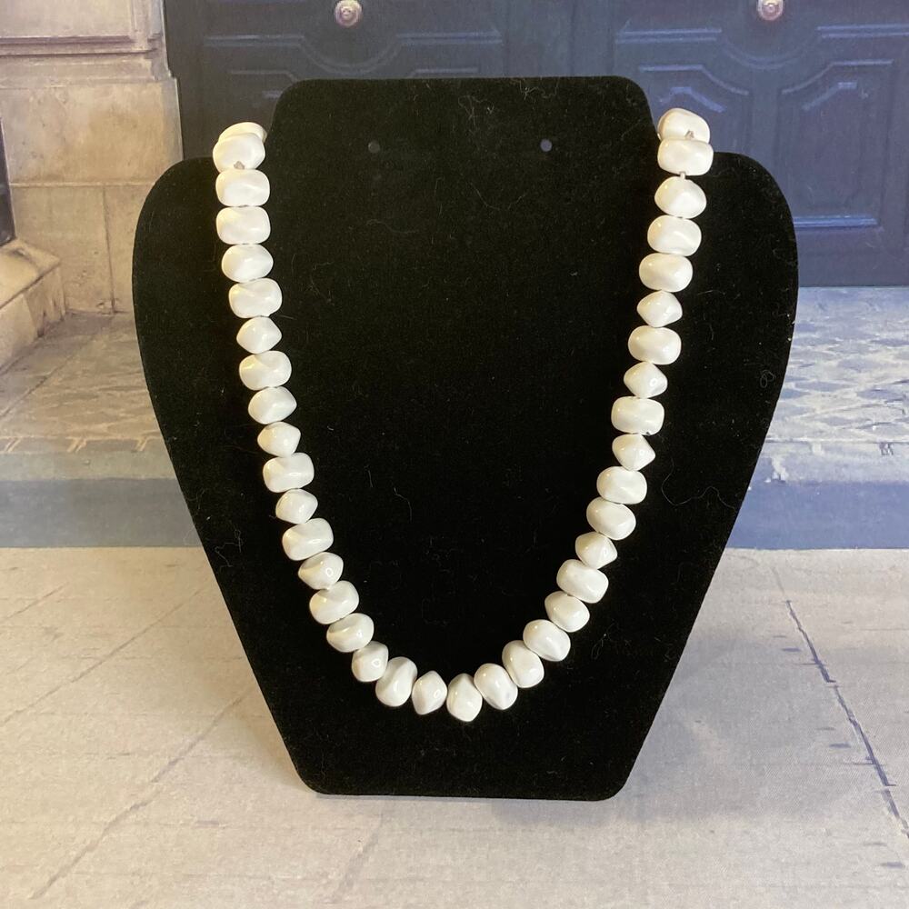 0006 Vintage 70s White “Wilma Flintstone” Acrylic Beaded Necklace EUC